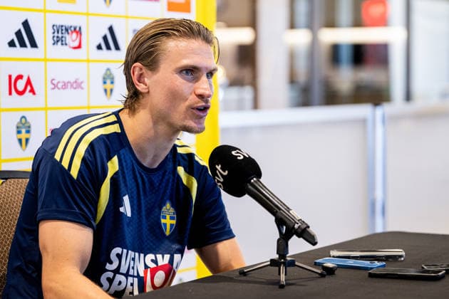 260628 Carl Starfelt of the Swedish men s national football team in the mixed zone after a training session during day 18 of the FIFA World Cup, WM, Weltmeisterschaft, Fussball 2026 on June 28, 2026 in Dallas. Photo: Petter Arvidson BILDBYRAN kod PA PA1264 fotboll football soccer fotball vm fotbolls-vm fotball-vm fotbolls-vm 2026 fifa world cup 2026 mixed zone sverige sweden sverige a day 18 bbeng *** June 28, 2026: Carl Starfelt of the Swedish men’s national soccer team in the mixed zone after a training session on Day 18 of the 2026 FIFA World Cup on June 28, 2026 in Dallas. Photo by Petter Arvidson, BILDBYRAN. Code: PA PA1264. soccer, football, fotball, World Cup, FIFA World Cup 2026, mixed zone, Sweden, Sweden A, Day 18 bbeng  Copyright: PETTERxARVIDSON BB260628PA088
