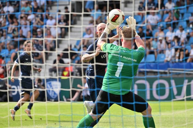 Philipp Hofmann (VfL Bochum) erzielt mit diesem Kopfball das Tor zum 6:0 28.06.2026, Fussball 2. Bundesliga, Saison 2026 2027, Testspiel, VfL Bochum - Vonovia Allstars Bochum Vonovia Ruhrstadion Nordrhein Westfalen Deutschland *** Philipp Hofmann of VfL Bochum scores with this header, making the score 6–0 on June 28, 2026, Soccer 2. Bundesliga, 2026–2027 season, friendly match, VfL Bochum vs. Vonovia Allstars, Bochum Vonovia Ruhrstadion, North Rhine-Westphalia, Germany Team2
