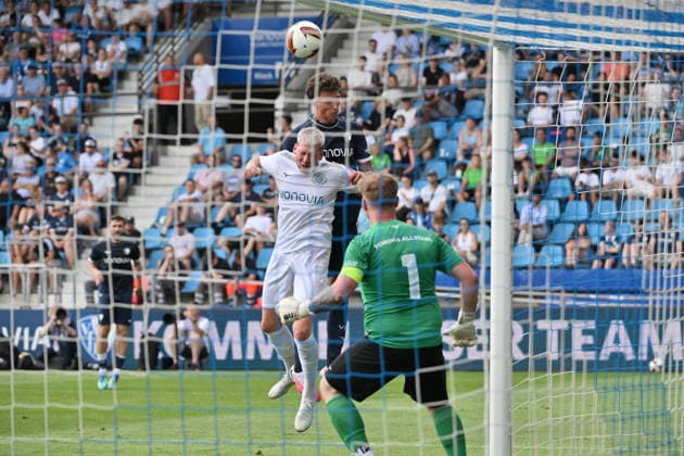 Vahidin Turudija, mi., erzielt mit diesem Kopfball das Tor zum 6:0 (VfL Bochum) 28.06.2026, Fussball 2. Bundesliga, Saison 2026 2027, Testspiel, VfL Bochum - Vonovia Allstars Bochum Vonovia Ruhrstadion Nordrhein Westfalen Deutschland *** Vahidin Turudija, mi, scores the goal to make it 6–0 for VfL Bochum on June 28, 2026, Soccer, 2. Bundesliga, 2026–2027 season, friendly match, VfL Bochum vs. Vonovia Allstars, Bochum Vonovia Ruhrstadion, North Rhine-Westphalia, Germany Team2