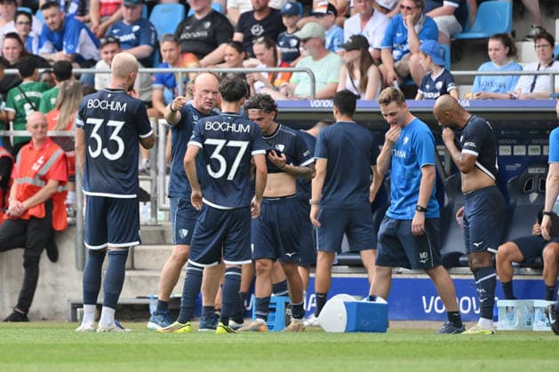 Trainer Uwe Rösler (VfL Bochum) gibt seinen Spielern während der Trinkpause Anweisungen 28.06.2026, Fussball 2. Bundesliga, Saison 2026 2027, Testspiel, VfL Bochum - Vonovia Allstars Bochum Vonovia Ruhrstadion Nordrhein Westfalen Deutschland *** Coach Uwe Rösler of VfL Bochum gives instructions to his players during a water break, June 28, 2026, Soccer, 2. Bundesliga, 2026–2027 season, Friendly Match, VfL Bochum vs. Vonovia Allstars, Bochum Vonovia Ruhrstadion, North Rhine-Westphalia, Germany Team2