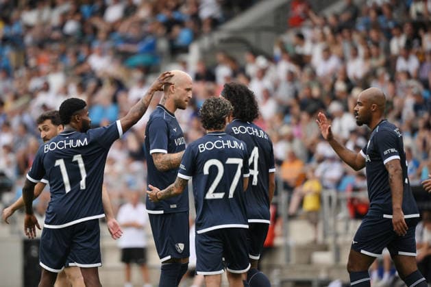 Jubel Bochum, Philipp Hofmann (VfL Bochum), 2. v.li., erzielte drei Treffer und wurde von seinen Mitspielern gefeiert 28.06.2026, Fussball 2. Bundesliga, Saison 2026 2027, Testspiel, VfL Bochum - Vonovia Allstars Bochum Vonovia Ruhrstadion Nordrhein Westfalen Deutschland *** Jubilation in Bochum: Philipp Hofmann of VfL Bochum (second from left) scored three goals and was celebrated by his teammates on June 28, 2026, Soccer, 2. Bundesliga, 2026–2027 season, friendly match, VfL Bochum vs. Vonovia Allstars, Bochum, Vonovia Ruhrstadion, North Rhine-Westphalia, Germany Team2