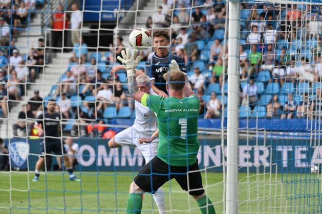 Vahidin Turudija, mi., erzielt mit diesem Kopfball das Tor zum 6:0 (VfL Bochum) 28.06.2026, Fussball 2. Bundesliga, Saison 2026 2027, Testspiel, VfL Bochum - Vonovia Allstars Bochum Vonovia Ruhrstadion Nordrhein Westfalen Deutschland *** Vahidin Turudija, mi, scores the goal to make it 6–0 for VfL Bochum on June 28, 2026, Soccer, 2. Bundesliga, 2026–2027 season, friendly match, VfL Bochum vs. Vonovia Allstars, Bochum Vonovia Ruhrstadion, North Rhine-Westphalia, Germany Team2