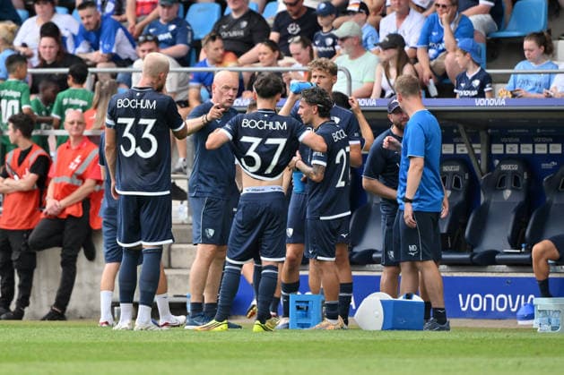 Trainer Uwe Rösler (VfL Bochum) gibt seinen Spielern während der Trinkpause Anweisungen 28.06.2026, Fussball 2. Bundesliga, Saison 2026 2027, Testspiel, VfL Bochum - Vonovia Allstars Bochum Vonovia Ruhrstadion Nordrhein Westfalen Deutschland *** Coach Uwe Rösler of VfL Bochum gives instructions to his players during a water break, June 28, 2026, Soccer, 2. Bundesliga, 2026–2027 season, Friendly match, VfL Bochum vs. Vonovia Allstars, Bochum Vonovia Ruhrstadion, North Rhine-Westphalia, Germany Team2