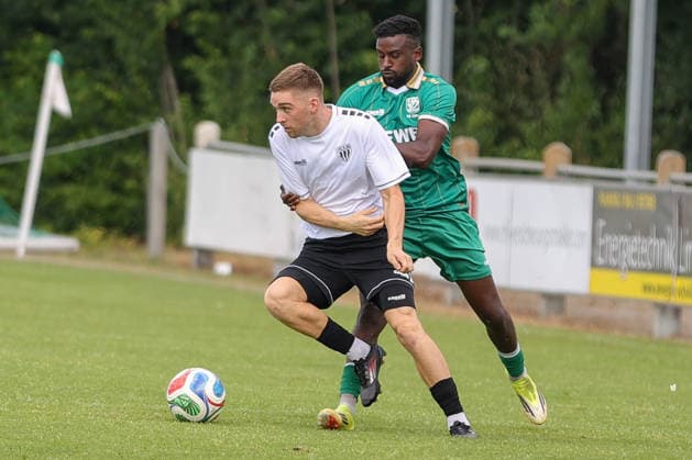 28.06.2026, Fußball, Testspiel, Saison 2026 2027: TSV Abtswind - FC Schweinfurt 05 Von links: Philipp Hack (FC Schweinfurt 05, 07) im Zweikampf Abtswind Kräuter Mix Arena Bayern Unterfranken Deutschland *** June 28, 2026, Soccer, Friendly Match, 2026–2027 Season, TSV Abtswind vs. FC Schweinfurt 05. From left: Philipp Hack (FC Schweinfurt 05), No. 07 in a tackle. Abtswind Kräuter Mix Arena, Bavaria, Lower Franconia, Germany