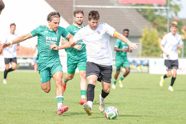 28.06.2026, Fußball, Testspiel, Saison 2026 2027: TSV Abtswind - FC Schweinfurt 05 rechts: Kevin Fery (FC Schweinfurt 05, 15) mit Ball im Duell Abtswind Kräuter Mix Arena Bayern Unterfranken Deutschland *** June 28, 2026, Soccer, Friendly Match, 2026–2027 Season, TSV Abtswind vs. FC Schweinfurt 05; Kevin Fery (FC Schweinfurt 05) on the right, No. 15 with the ball in a duel; Abtswind Kräuter Mix Arena, Bavaria, Lower Franconia, Germany