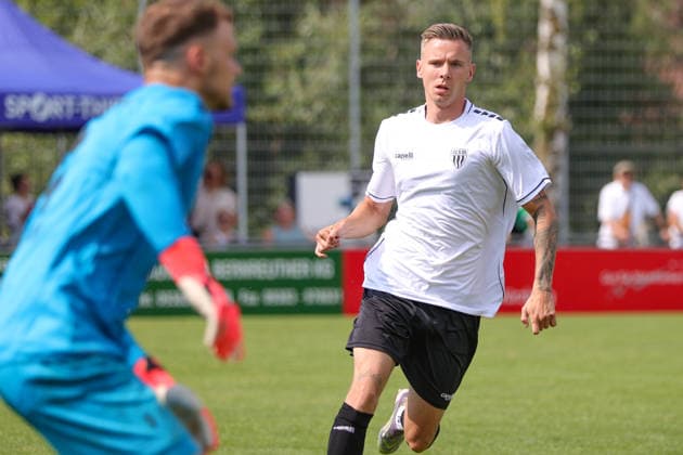 28.06.2026, Fußball, Testspiel, Saison 2026 2027: TSV Abtswind - FC Schweinfurt 05 rechts: Mirco Geisler (FC Schweinfurt 05, 09) läuft den gegnerischen Torhüter an Abtswind Kräuter Mix Arena Bayern Unterfranken Deutschland *** June 28, 2026, Soccer, Friendly Match, 2026–2027 Season, TSV Abtswind vs. FC Schweinfurt 05; on the right, Mirco Geisler of FC Schweinfurt 05, No. 09, charges toward the opposing goalkeeper; Abtswind Kräuter Mix Arena, Bavaria, Lower Franconia, Germany