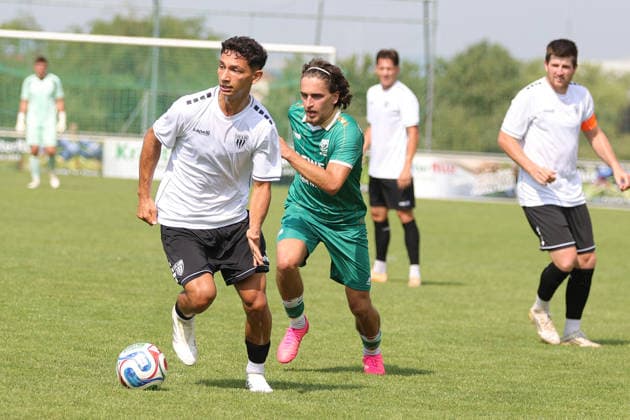 28.06.2026, Fußball, Testspiel, Saison 2026 2027: TSV Abtswind - FC Schweinfurt 05 Von links: Mustafa Alper Özden (FC Schweinfurt 05, 20) mit Ball Abtswind Kräuter Mix Arena Bayern Unterfranken Deutschland *** June 28, 2026, Soccer, Friendly Match, 2026–2027 Season, TSV Abtswind vs. FC Schweinfurt 05. From left: Mustafa Alper Özden (FC Schweinfurt 05), No. 20 with the ball. Abtswind Kräuter Mix Arena, Bavaria, Lower Franconia, Germany