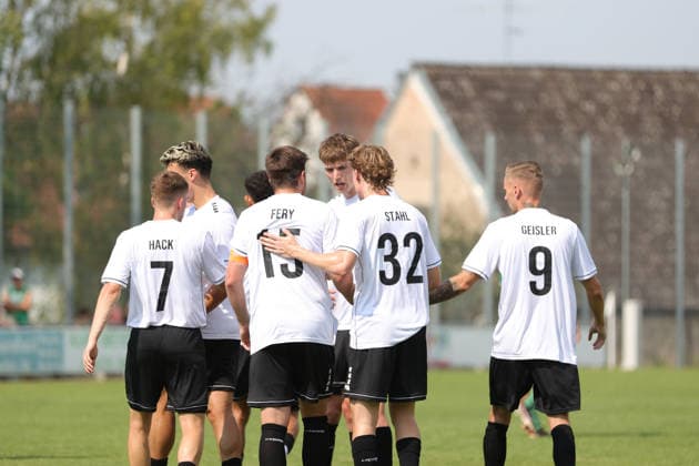 28.06.2026, Fußball, Testspiel, Saison 2026 2027: TSV Abtswind - FC Schweinfurt 05 Schweinfurt feiert das 2:0 durch Mirco Geisler (FC Schweinfurt 05, 09) Abtswind Kräuter Mix Arena Bayern Unterfranken Deutschland *** June 28, 2026, Soccer, Friendly Match, 2026–2027 Season, TSV Abtswind vs. FC Schweinfurt 05; Schweinfurt celebrates the 2–0 goal by Mirco Geisler; FC Schweinfurt 05, 09 Abtswind Kräuter Mix Arena, Bavaria, Lower Franconia, Germany