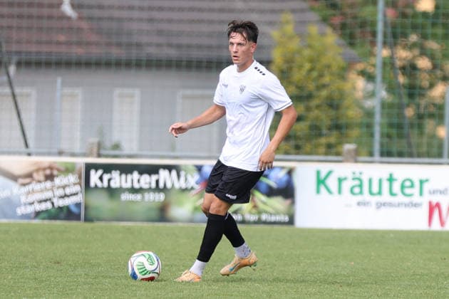 28.06.2026, Fußball, Testspiel, Saison 2026 2027: TSV Abtswind - FC Schweinfurt 05 Lukas Mrozek (FC Schweinfurt 05, 06) mit Ball, Einzelbild Abtswind Kräuter Mix Arena Bayern Unterfranken Deutschland *** June 28, 2026, Soccer, Friendly Match, 2026–2027 Season, TSV Abtswind vs. FC Schweinfurt 05, Lukas Mrozek of FC Schweinfurt 05, No. 06 with the ball, still image, Abtswind Kräuter Mix Arena, Bavaria, Lower Franconia, Germany