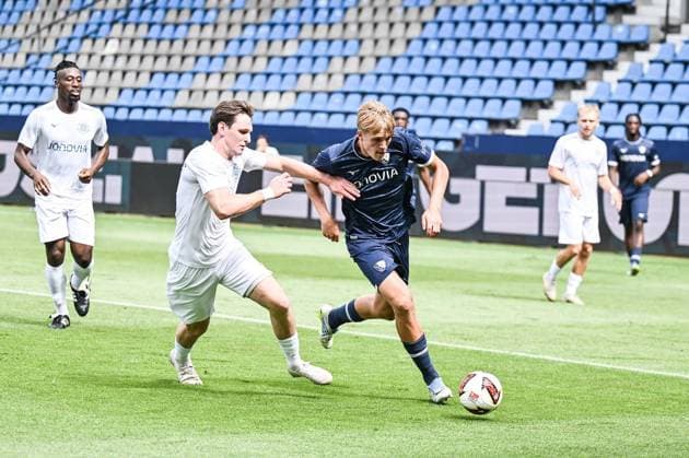 Testspiel VfL Bochum Gegner ist das Vonovia-Allstar-Team ** NUR FÜR REDAKTIONELLE ZWECKE ** EDITORIAL USE ONLY **<p>Lasse Isbruch, VfL Bochum (in Blau) beim Fußball-Testspiel am Sonntag, 28. Juni 2026 gegen das Vonovia-Allstar-Team (in Weiß) im Stadion in Bochum. Deutschland NRW Bochum Copyright: VladimirxWegener *** VfL Bochum Friendly Match Against the Vonovia All-Star Team ** FOR EDITORIAL USE ONLY ** EDITORIAL USE ONLY ** p Lasse Isbruch, VfL Bochum in blue during the soccer friendly on Sunday, June 28, 2026, against the Vonovia All-Star Team in white at the stadium in Bochum, Germany (North Rhine-Westphalia), Bochum. Copyright VladimirxWegener Copyright: VladimirxWegener doc86hjqvdaxtv4o79oek2 ,EDITORIAL USE ONLY