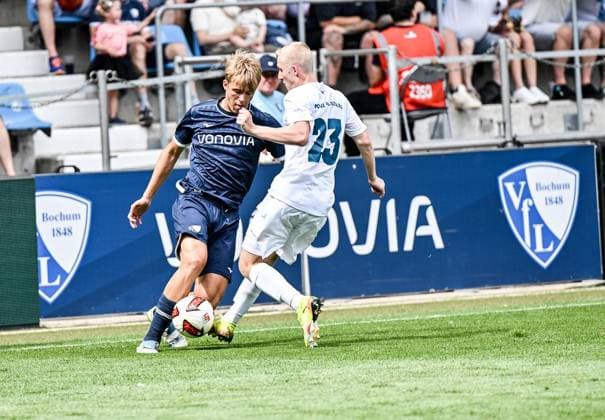 Testspiel VfL Bochum Gegner ist das Vonovia-Allstar-Team ** NUR FÜR REDAKTIONELLE ZWECKE ** EDITORIAL USE ONLY **<p>Lasse Isbruch, VfL Bochum (in Blau) beim Fußball-Testspiel am Sonntag, 28. Juni 2026 gegen das Vonovia-Allstar-Team (in Weiß) im Stadion in Bochum. Deutschland NRW Bochum Copyright: VladimirxWegener *** VfL Bochum Friendly Match Against the Vonovia All-Star Team ** FOR EDITORIAL USE ONLY ** EDITORIAL USE ONLY ** p Lasse Isbruch, VfL Bochum in blue during the soccer friendly on Sunday, June 28, 2026, against the Vonovia All-Star Team in white at the stadium in Bochum, Germany (North Rhine-Westphalia), Bochum. Copyright VladimirxWegener Copyright: VladimirxWegener doc86hjqvld9qa3ycv7gje ,EDITORIAL USE ONLY