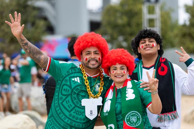 June 28, 2026, Los Angeles, California, USA: Fans arrive before the FIFA World Cup, WM, Weltmeisterschaft, Fussball Round of 32 soccer match between Canada and South Africa at SoFi Stadium in Inglewood, Calif., Sunday, June 28, 2026. World Cup 2026: Canada Vs South Africa  - ZUMAc68_ 20260628_zaf_c68_004 Copyright: xRingoxChiux