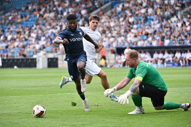 Moritz-Broni Kwarteng (VfL Bochum), Moritz Broni Kwarteng, gegen Torwart Mike Wroblewski (Allstars) 28.06.2026, Fussball 2. Bundesliga, Saison 2026 2027, Testspiel, VfL Bochum - Vonovia Allstars Bochum Vonovia Ruhrstadion Nordrhein Westfalen Deutschland *** Moritz Broni Kwarteng, VfL Bochum, Moritz Broni Kwarteng, vs. goalkeeper Mike Wroblewski, Allstars, June 28, 2026, Soccer, 2. Bundesliga, 2026–2027 season, Friendly Match, VfL Bochum Vonovia Allstars, Bochum Vonovia Ruhrstadion, North Rhine-Westphalia, Germany Team2