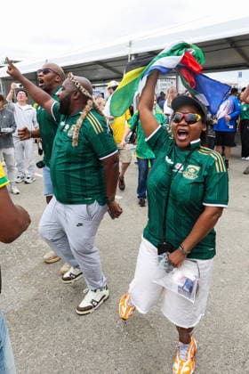 FIFA World Cup, WM, Weltmeisterschaft, Fussball 2026 Round of 32 - South Africa vs Canada - Fan Features FIFA World Cup 2026 - Round of 32 - South Africa vs Canada South Africa fans rally outside Los Angeles Stadium prior to the FIFA World Cup 2026 Round of 32 match between South Africa and Canada in Los Angeles, California, USA, 28 June 2026. South Africa fans cheer outside the stadium ahead of the FIFA World Cup 2026 Round of 32 match South Africa against Canada, in Los Angeles, USA, 28 June 2026. LOS ANGELES LOS ANGELES CALIFORNIA CALIFORNIA UNITED STATES United States  Copyright: xCHRISTOPERxTORRESx