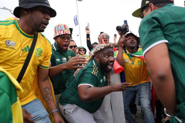 FIFA World Cup, WM, Weltmeisterschaft, Fussball 2026 - Round of 32 - South Africa vs Canada Supporters of South Africa arrive to the stadium before the FIFA World Cup 2026 Round of 32 match South Africa against Canada, in Los Angeles, USA, 28 June 2026. LOS ANGELES United States  Copyright: xSCOTTxSTRAZZANTEx