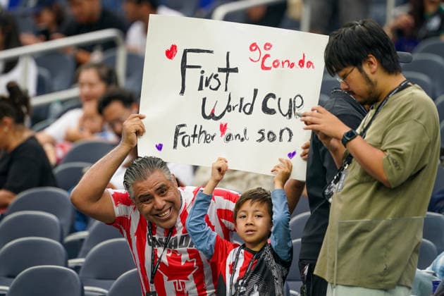 USA: Fußball FIFA World Cup, WM, Weltmeisterschaft, Fussball 2026, Sechzehntelfinale, Round of 32, Südafrika vs Kanada, South Africa vs Canada, SoFi Stadium (Inglewood, Los Angeles County, Kalifornien): Kanadischer Fußballfan besucht mit seinem Sohn erstmals eine Fußball-Weltmeisterschaft und hält ein selbstgemaltes Plakat mit der Aufschrift First World Cup Father and Son hoch. Familienausflug, Vater und Sohn, Fanporträt, Kanada, Nationaltrikot, Stadion, Zuschauer, Fankultur, Plakat, Handgemalt, Emotionen, Fußball, FIFA World Cup 2026, WM 2026, Erinnerung, Sportevent. *** USA Soccer FIFA World Cup 2026, Round of 32, South Africa vs. Canada, SoFi Stadium, Inglewood, Los Angeles County, California. A Canadian soccer fan attends his first World Cup with his son and holds up a hand-painted sign reading First World Cup Father and Son. Family outing, father and son, fan portrait, Canada, national jersey, stadium, spectators, fan culture, poster, hand-painted, emotions, soccer, FIFA World Cup 2026, 2026 World Cup, memory, sporting event Copyright: xJOERANxSTEINSIEKx