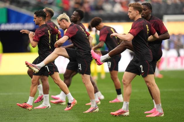 FIFA World Cup, WM, Weltmeisterschaft, Fussball 2026 - Round of 32 - South Africa vs Canada Liam Millar (3-L) of Canada goes through warm-up routines before the FIFA World Cup 2026 Round of 32 match South Africa against Canada, in Los Angeles, USA, 28 June 2026. LOS ANGELES United States  Copyright: xSCOTTxSTRAZZANTEx