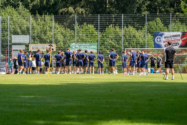 Mannschaft von SV Darmstadt 98 im Mannschaftskreis, GER, Trainingsauftakt SV Darmstadt 98, Fussball, 2. Bundesliga, Saison 2026 2027, 28.06.2026, DFL REGULATIONS PROHIBIT ANY USE OF PHOTOGRAPHS AS IMAGE SEQUENCES AND OR QUASI-VIDEO, GER, Trainingsauftakt SV Darmstadt 98, Fussball, 2. Bundesliga, Saison 2026 2027, 28.06.2026 Lindenfels-Winterkasten *** SV Darmstadt 98 team in a huddle, GER, SV Darmstadt 98 training kickoff, soccer, 2. Bundesliga, 2026–2027 season, June 28, 2026, DFL regulations prohibit any use of photographs as image sequences and or quasi-video, GER, SV Darmstadt 98 training kickoff, soccer, 2. Bundesliga, 2026–2027 season, June 28, 2026, Lindenfels Winterkasten Copyright: xEibner-Pressefoto Jan-NiclasxGrox EP_JGG