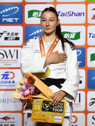 (260628) -- QINGDAO, June 28, 2026 -- Gold medalist Anna Monta Olek of Germany poses during the awarding ceremony for the women s -78kg at the IJF World Judo Tour Qingdao Grand Prix 2026 in Qingdao, east China s Shandong Province, June 28, 2026. ) (SP)CHINA-QINGDAO-JUDO-GRAND PRIX 2026(CN) LixZiheng 