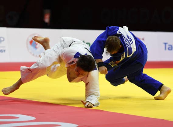 (260628) -- QINGDAO, June 28, 2026 -- Huang Fuchun (L) of China competes against Iosif Simin of Israel during the men s -100kg bronze medal match at the IJF World Judo Tour Qingdao Grand Prix 2026 in Qingdao, east China s Shandong Province, June 28, 2026. ) (SP)CHINA-QINGDAO-JUDO-GRAND PRIX 2026(CN) LixZiheng 