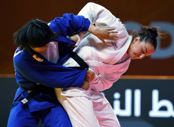 (260628) -- QINGDAO, June 28, 2026 -- Anna Monta Olek (R) of Russia competes against Sugimura Mizuki of Japan during the women s -78kg final match at the IJF World Judo Tour Qingdao Grand Prix 2026 in Qingdao, east China s Shandong Province, June 28, 2026. ) (SP)CHINA-QINGDAO-JUDO-GRAND PRIX 2026(CN) LixZiheng 