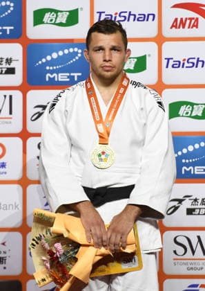 (260628) -- QINGDAO, June 28, 2026 -- Gold medalist Yahor Varapayeu of Belarus poses during the awarding ceremony for the men s -90kg at the IJF World Judo Tour Qingdao Grand Prix 2026 in Qingdao, east China s Shandong Province, June 28, 2026. ) (SP)CHINA-QINGDAO-JUDO-GRAND PRIX 2026(CN) LixZiheng 