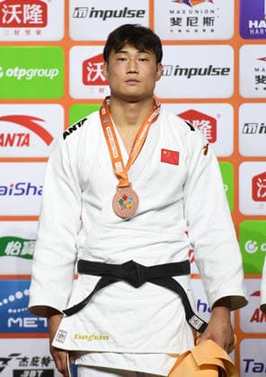 (260628) -- QINGDAO, June 28, 2026 -- Bronze medalist Huang Fuchun of China poses during the awarding ceremony for the men s -100kg at the IJF World Judo Tour Qingdao Grand Prix 2026 in Qingdao, east China s Shandong Province, June 28, 2026. ) (SP)CHINA-QINGDAO-JUDO-GRAND PRIX 2026(CN) LixZiheng 