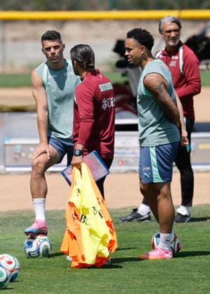 FIFA World Cup, WM, Weltmeisterschaft, Fussball 2026 - Switzerland training session Switzerland s assistant coach Davide Calla, front left, talks to Granit Xhaka, left, and Noah Okafor, front right, next to Switzerland s head coach Murat Yakin, back right, during a training session of the Swiss national soccer team at the SDJA in San Diego, California, USA, 28 June 2026. San Diego United States  Copyright: xPETERxKLAUNZERx