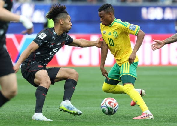 RECORD DATE NOT STATED FIFA World Cup, WM, Weltmeisterschaft, Fussball 2026 - Round of 32 - South Africa vs Canada Nathan Saliba of Canada (L) and Relebohile Mofokeng of South Africa in action during the FIFA World Cup 2026 Round of 32 match South Africa against Canada, in Los Angeles, USA, 28 June 2026. LOS ANGELES United States  Copyright: xCHRISTOPERxTORRESx