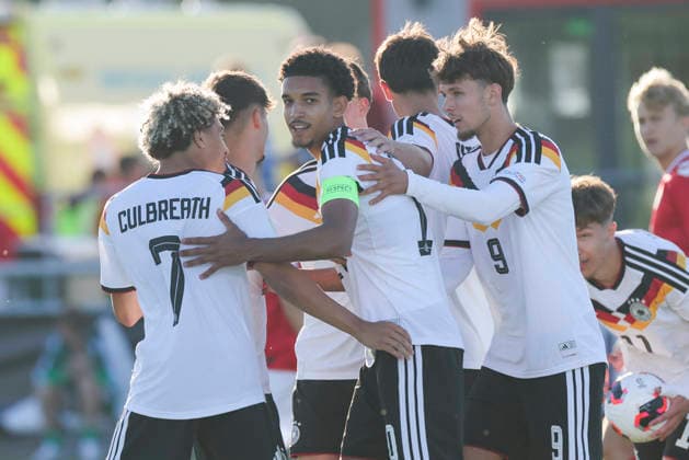 Francis Onyeka (Germany) bejubelt seinen Treffer mit den Teamkollegen, UEFA European Under-19 Championship 2026 Group A, Germany v Denmark, Central Park Stadium am 28. June 2026 in Denbigh, Vereinigtes Königreich. (Foto von Marco Steinbrenner DeFodi Images) Francis Onyeka (Germany) celebrates his goal with teammates, UEFA European Under-19 Championship 2026 Group A, Germany v Denmark, Central Park Stadium, June 28, 2026 in Denbigh, United Kingdom. (Photo by Marco Steinbrenner DeFodi Images) - *** Francis Onyeka of Germany celebrates his goal with his teammates, 2026 UEFA European Under-19 Championship, Group A, Germany vs. Denmark, Central Park Stadium on June 28, 2026, in Denbigh, United Kingdom. Photo by Marco Steinbrenner, DeFodi Images. Francis Onyeka of Germany celebrates his goal with teammates, UEFA European Under-19 Championship 2026, Group A, Germany vs. Denmark, Central Park Stadium, June 28, 2026, in Denbigh, United Kingdom. Photo by Marco Steinbrenner, DeFodi Images