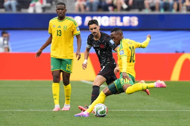South Africa v Canada - FIFA World Cup, WM, Weltmeisterschaft, Fussball 2026 - Round of 32 INGLEWOOD, CALIFORNIA - JUNE 28: Thapelo Maseko (12) of South Africa in action against Stephen Eustaquio (7) of Canada during the 2026 FIFA World Cup Round of 32 match between South Africa and Canada at Los Angeles Stadium (SoFi Stadium) in Inglewood, California, United States on June 28, 2026. Tayfun Coskun Anadolu California United States. Editorial use only. Please get in touch for any other usage.  Copyright: x2026xAnadoluxTayfunxCoskunx