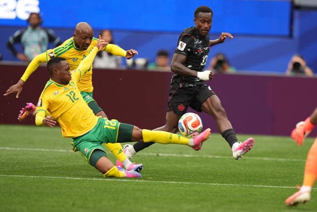 FIFA World Cup, WM, Weltmeisterschaft, Fussball 2026 - Round of 32 - South Africa vs Canada Tani Oluwaseyi (R) of Canada in action against Thapelo Maseko (L) of South Africa during the FIFA World Cup 2026 Round of 32 match South Africa against Canada, in Los Angeles, USA, 28 June 2026. LOS ANGELES United States  Copyright: xSCOTTxSTRAZZANTEx