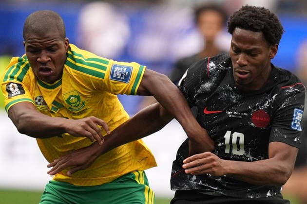 FIFA World Cup, WM, Weltmeisterschaft, Fussball 2026 - Round of 32 - South Africa vs Canada Jonathan David (R) of Canada in action against Mbekezeli Mbokazi (L) of South Africa during the FIFA World Cup 2026 Round of 32 match South Africa against Canada, in Los Angeles, USA, 28 June 2026. LOS ANGELES United States  Copyright: xSCOTTxSTRAZZANTEx