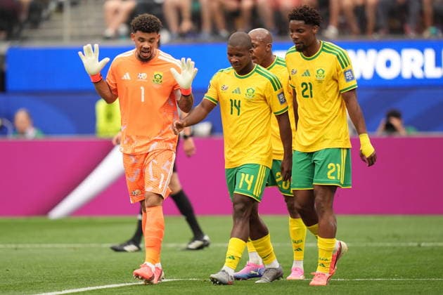 FIFA World Cup, WM, Weltmeisterschaft, Fussball 2026 - Round of 32 - South Africa vs Canada (L-R) Ronwen Williams, Mbekezeli Mbokazi and Ime Okon of South Africa during the FIFA World Cup 2026 Round of 32 match South Africa against Canada, in Los Angeles, USA, 28 June 2026. LOS ANGELES United States  Copyright: xSCOTTxSTRAZZANTEx