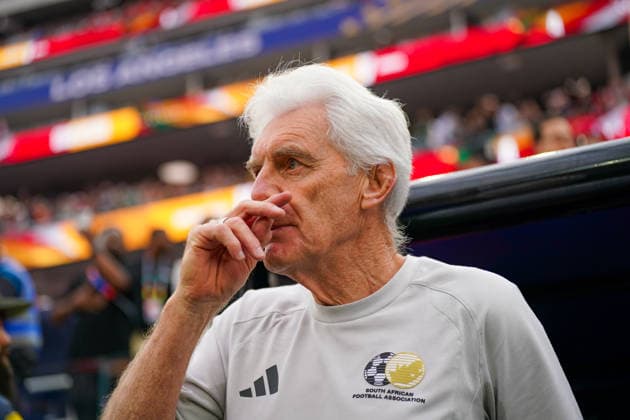 USA: Fußball FIFA World Cup, WM, Weltmeisterschaft, Fussball 2026, Sechzehntelfinale, Round of 32, Südafrika vs Kanada, South Africa vs Canada, SoFi Stadium (Inglewood, Los Angeles County, Kalifornien): Hugo Broos (Trainer Südafrika) *** USA Soccer 2026 FIFA World Cup, Round of 32, South Africa vs. Canada, SoFi Stadium, Inglewood, Los Angeles County, California; Hugo Broos, South Africa s head coach Copyright: xJOERANxSTEINSIEKx