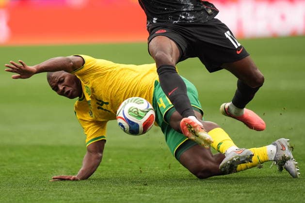 FIFA World Cup, WM, Weltmeisterschaft, Fussball 2026 - Round of 32 - South Africa vs Canada Tani Oluwaseyi (R) of Canada in action against Mbekezeli Mbokazi (L) of South Africa during the FIFA World Cup 2026 Round of 32 match South Africa against Canada, in Los Angeles, USA, 28 June 2026. LOS ANGELES United States  Copyright: xSCOTTxSTRAZZANTEx