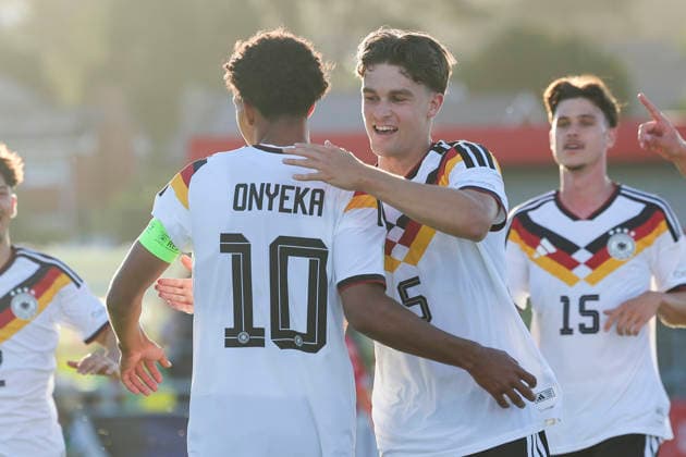 Francis Onyeka (Germany) bejubelt seinen Treffer zum 2:0 mit Ben Nink (Germany), UEFA European Under-19 Championship 2026 Group A, Germany v Denmark, Central Park Stadium am 28. June 2026 in Denbigh, Vereinigtes Königreich. (Foto von Marco Steinbrenner DeFodi Images) Francis Onyeka (Germany) celebrates after scoring his teams second goal with Ben Nink (Germany), UEFA European Under-19 Championship 2026 Group A, Germany v Denmark, Central Park Stadium, June 28, 2026 in Denbigh, United Kingdom. (Photo by Marco Steinbrenner DeFodi Images) - *** Francis Onyeka (Germany) celebrates his goal to make it 2–0 with Ben Nink (Germany), 2026 UEFA European Under-19 Championship, Group A, Germany vs. Denmark, Central Park Stadium on June 28, 2026, in Denbigh, United Kingdom. Photo by Marco Steinbrenner, DeFodi Images. Francis Onyeka (Germany) celebrates after scoring his team’s second goal with Ben Nink (Germany), UEFA European Under-19 Championship 2026, Group A, Germany vs. Denmark, Central Park Stadium, June 28, 2026, in Denbigh, United Kingdom. Photo by Marco Steinbrenner, DeFodi Images