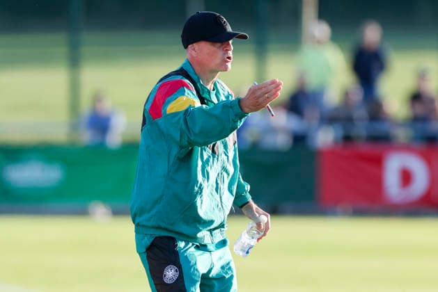 Trainer Christian Woerns (Germany) gestikuliert, UEFA European Under-19 Championship 2026 Group A, Germany v Denmark, Central Park Stadium am 28. June 2026 in Denbigh, Vereinigtes Königreich. (Foto von Marco Steinbrenner DeFodi Images) Trainer Christian Woerns (Germany) gestures, UEFA European Under-19 Championship 2026 Group A, Germany v Denmark, Central Park Stadium, June 28, 2026 in Denbigh, United Kingdom. (Photo by Marco Steinbrenner DeFodi Images) - *** Coach Christian Woerns of Germany gestures, 2026 UEFA European Under-19 Championship Group A, Germany vs. Denmark, Central Park Stadium on June 28, 2026, in Denbigh, United Kingdom. Photo by Marco Steinbrenner, DeFodi Images. Coach Christian Woerns of Germany gestures during the 2026 UEFA European Under-19 Championship, Group A, Germany vs. Denmark, Central Park Stadium, June 28, 2026, in Denbigh, United Kingdom. Photo by Marco Steinbrenner, DeFodi Images