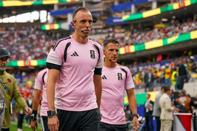 USA: Fußball FIFA World Cup, WM, Weltmeisterschaft, Fussball 2026, Sechzehntelfinale, Round of 32, Südafrika vs Kanada, South Africa vs Canada, SoFi Stadium (Inglewood, Los Angeles County, Kalifornien): Schiedsrichter Joao Pinheiro (Portugal) *** USA Soccer 2026 FIFA World Cup, Round of 32, South Africa vs. Canada, SoFi Stadium, Inglewood, Los Angeles County, California; Referee: Joao Pinheiro (Portugal) Copyright: xJOERANxSTEINSIEKx