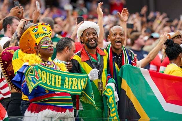 USA: Fußball FIFA World Cup, WM, Weltmeisterschaft, Fussball 2026, Sechzehntelfinale, Round of 32, Südafrika vs Kanada, South Africa vs Canada, SoFi Stadium (Inglewood, Los Angeles County, Kalifornien): Südafrikanische Fußballfans, Fanblock, Fankultur, Nationalfarben, Südafrika, Nationalflagge, Fanikone, Botha Msila, Mama Joy, traditionelle Kopfbedeckung, Gesichtsbemalung, Fanbekleidung, Schal, Fahne, Emotionen, Jubel, Begeisterung, Zuschauer, Tribüne, Gruppenporträt, Porträt, WM-Atmosphäre, Fußballbegeisterung, Support, Public, Fanaccessoires. *** USA Soccer FIFA World Cup 2026, Round of 32, South Africa vs. Canada, SoFi Stadium, Inglewood, Los Angeles County, California; South African soccer fans, fan section, fan culture, national colors, South Africa, national flag, fan icon, Botha Msila, Mama Joy, traditional headwear, face paint, fan apparel, scarf, flag, emotions, cheering, enthusiasm, spectators, stands, group portrait, portrait, World Cup atmosphere, soccer enthusiasm, support, public, fan accessories Copyright: xJOERANxSTEINSIEKx