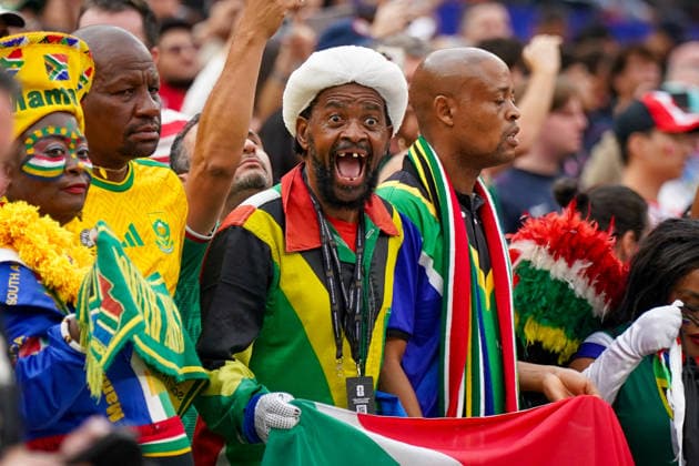 USA: Fußball FIFA World Cup, WM, Weltmeisterschaft, Fussball 2026, Sechzehntelfinale, Round of 32, Südafrika vs Kanada, South Africa vs Canada, SoFi Stadium (Inglewood, Los Angeles County, Kalifornien): Südafrikanische Fußballfans, Fanblock, Fankultur, Nationalfarben, Südafrika, Nationalflagge, Fanikone, Botha Msila, Mama Joy, traditionelle Kopfbedeckung, Gesichtsbemalung, Fanbekleidung, Schal, Fahne, Emotionen, Jubel, Begeisterung, Zuschauer, Tribüne, Gruppenporträt, Porträt, WM-Atmosphäre, Fußballbegeisterung, Support, Public, Fanaccessoires. *** USA Soccer FIFA World Cup 2026, Round of 32, South Africa vs. Canada, SoFi Stadium, Inglewood, Los Angeles County, California; South African soccer fans, fan section, fan culture, national colors, South Africa, national flag, fan icon, Botha Msila, Mama Joy, traditional headwear, face paint, fan apparel, scarf, flag, emotions, cheering, enthusiasm, spectators, stands, group portrait, portrait, World Cup atmosphere, soccer enthusiasm, support, public, fan accessories Copyright: xJOERANxSTEINSIEKx
