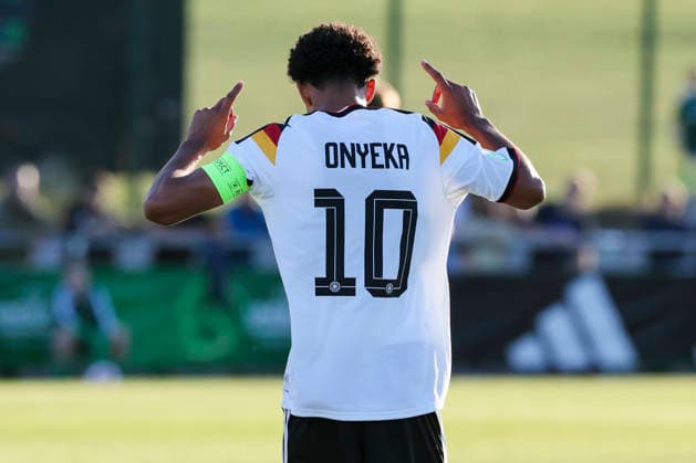 Francis Onyeka (Germany) bejubelt seinen Treffer zum 2:0, UEFA European Under-19 Championship 2026 Group A, Germany v Denmark, Central Park Stadium am 28. June 2026 in Denbigh, Vereinigtes Königreich. (Foto von Marco Steinbrenner DeFodi Images) Francis Onyeka (Germany) celebrates after scoring his teams second goal, UEFA European Under-19 Championship 2026 Group A, Germany v Denmark, Central Park Stadium, June 28, 2026 in Denbigh, United Kingdom. (Photo by Marco Steinbrenner DeFodi Images) - *** Francis Onyeka of Germany celebrates his goal to make it 2–0, 2026 UEFA European Under-19 Championship, Group A, Germany vs. Denmark, Central Park Stadium on June 28, 2026, in Denbigh, United Kingdom. Photo by Marco Steinbrenner, DeFodi Images. Francis Onyeka of Germany celebrates after scoring his team’s second goal, UEFA European Under-19 Championship 2026, Group A, Germany vs. Denmark, Central Park Stadium, June 28, 2026, in Denbigh, United Kingdom. Photo by Marco Steinbrenner, DeFodi Images