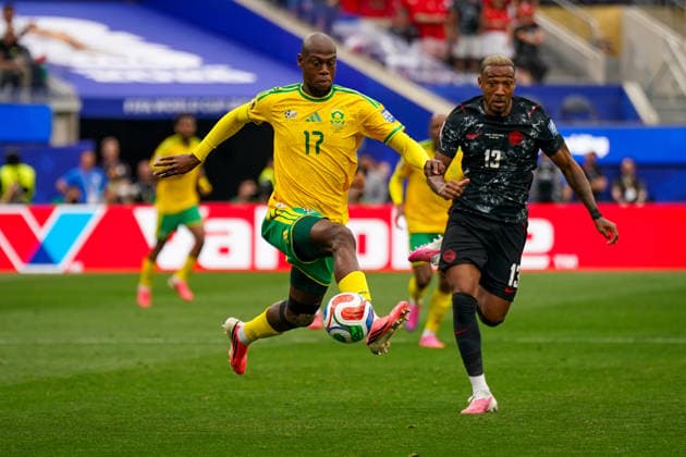USA: Fußball FIFA World Cup, WM, Weltmeisterschaft, Fussball 2026, Sechzehntelfinale, Round of 32, Südafrika vs Kanada, South Africa vs Canada, SoFi Stadium (Inglewood, Los Angeles County, Kalifornien): Evidence Makgopa (Südafrika 17) Derek Cornelius (Kanada 13) *** USA Soccer 2026 FIFA World Cup, Round of 32, South Africa vs. Canada, SoFi Stadium, Inglewood, Los Angeles County, California. Evidence Makgopa (South Africa) 17, Derek Cornelius (Canada) 13 Copyright: xJOERANxSTEINSIEKx