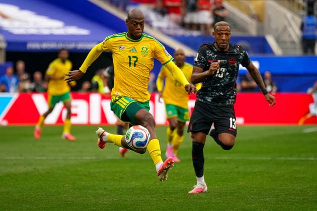 USA: Fußball FIFA World Cup, WM, Weltmeisterschaft, Fussball 2026, Sechzehntelfinale, Round of 32, Südafrika vs Kanada, South Africa vs Canada, SoFi Stadium (Inglewood, Los Angeles County, Kalifornien): Evidence Makgopa (Südafrika 17) Derek Cornelius (Kanada 13) *** USA Soccer 2026 FIFA World Cup, Round of 32, South Africa vs. Canada, SoFi Stadium, Inglewood, Los Angeles County, California. Evidence Makgopa (South Africa) 17, Derek Cornelius (Canada) 13 Copyright: xJOERANxSTEINSIEKx