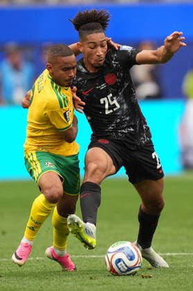FIFA World Cup, WM, Weltmeisterschaft, Fussball 2026 - Round of 32 - South Africa vs Canada Oswin Appollis (L) of South Africa in action against Nathan Saliba of Canada during the FIFA World Cup 2026 Round of 32 match South Africa against Canada, in Los Angeles, USA, 28 June 2026. LOS ANGELES United States  Copyright: xSCOTTxSTRAZZANTEx