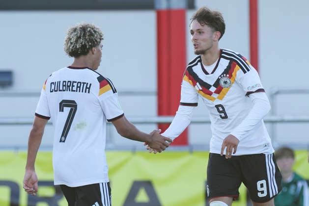 Otto Stange (Germany) bejubelt seinen Treffer zum 3:0 mit Montrell Culbreath (Germany), UEFA European Under-19 Championship 2026 Group A, Germany v Denmark, Central Park Stadium am 28. June 2026 in Denbigh, Vereinigtes Königreich. (Foto von Marco Steinbrenner DeFodi Images) Otto Stange (Germany) celebrates after scoring his teams third Goal with Montrell Culbreath (Germany), UEFA European Under-19 Championship 2026 Group A, Germany v Denmark, Central Park Stadium, June 28, 2026 in Denbigh, United Kingdom. (Photo by Marco Steinbrenner DeFodi Images) - *** Otto Stange (Germany) celebrates his goal to make it 3–0 with Montrell Culbreath (Germany), 2026 UEFA European Under-19 Championship, Group A, Germany vs. Denmark, Central Park Stadium on June 28, 2026, in Denbigh, United Kingdom. Photo by Marco Steinbrenner, DeFodi Images. Otto Stange (Germany) celebrates after scoring his team’s third goal with Montrell Culbreath (Germany), UEFA European Under-19 Championship 2026, Group A, Germany vs. Denmark, Central Park Stadium, June 28, 2026, in Denbigh, United Kingdom. Photo by Marco Steinbrenner, DeFodi Images