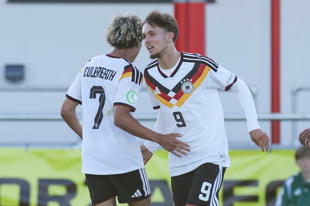 Otto Stange (Germany) bejubelt seinen Treffer zum 3:0 mit Montrell Culbreath (Germany), UEFA European Under-19 Championship 2026 Group A, Germany v Denmark, Central Park Stadium am 28. June 2026 in Denbigh, Vereinigtes Königreich. (Foto von Marco Steinbrenner DeFodi Images) Otto Stange (Germany) celebrates after scoring his teams third Goal with Montrell Culbreath (Germany), UEFA European Under-19 Championship 2026 Group A, Germany v Denmark, Central Park Stadium, June 28, 2026 in Denbigh, United Kingdom. (Photo by Marco Steinbrenner DeFodi Images) - *** Otto Stange (Germany) celebrates his goal to make it 3–0 with Montrell Culbreath (Germany), 2026 UEFA European Under-19 Championship, Group A, Germany vs. Denmark, Central Park Stadium on June 28, 2026, in Denbigh, United Kingdom. Photo by Marco Steinbrenner, DeFodi Images. Otto Stange (Germany) celebrates after scoring his team’s third goal with Montrell Culbreath (Germany), UEFA European Under-19 Championship 2026, Group A, Germany vs. Denmark, Central Park Stadium, June 28, 2026, in Denbigh, United Kingdom. Photo by Marco Steinbrenner, DeFodi Images