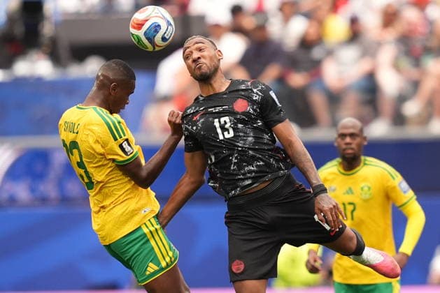 FIFA World Cup, WM, Weltmeisterschaft, Fussball 2026 - Round of 32 - South Africa vs Canada Derek Cornelius of Canada in action against Sphephelo Sithole (L) of South Africa during the FIFA World Cup 2026 Round of 32 match South Africa against Canada, in Los Angeles, USA, 28 June 2026. LOS ANGELES United States  Copyright: xSCOTTxSTRAZZANTEx