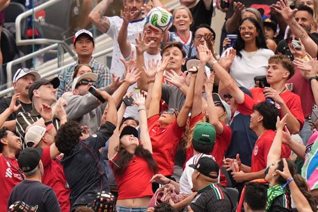 FIFA World Cup, WM, Weltmeisterschaft, Fussball 2026 - Round of 32 - South Africa vs Canada Spectators stretch for the ball during the FIFA World Cup 2026 Round of 32 match South Africa against Canada, in Los Angeles, USA, 28 June 2026. LOS ANGELES United States  Copyright: xSCOTTxSTRAZZANTEx