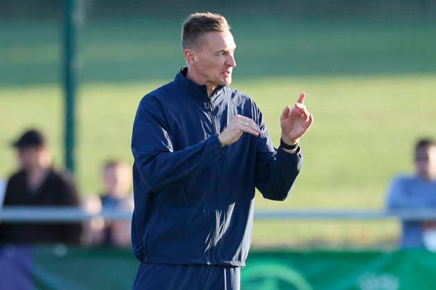 Trainer Mads Lyng (Denmark) gestikuliert, UEFA European Under-19 Championship 2026 Group A, Germany v Denmark, Central Park Stadium am 28. June 2026 in Denbigh, Vereinigtes Königreich. (Foto von Marco Steinbrenner DeFodi Images) Trainer Mads Lyng (Denmark) gestures, UEFA European Under-19 Championship 2026 Group A, Germany v Denmark, Central Park Stadium, June 28, 2026 in Denbigh, United Kingdom. (Photo by Marco Steinbrenner DeFodi Images) - *** Coach Mads Lyng of Denmark gestures, 2026 UEFA European Under-19 Championship Group A, Germany vs. Denmark, Central Park Stadium on June 28, 2026, in Denbigh, United Kingdom. Photo by Marco Steinbrenner, DeFodi Images. Coach Mads Lyng of Denmark gestures, UEFA European Under-19 Championship 2026 Group A, Germany vs. Denmark, Central Park Stadium, June 28, 2026, in Denbigh, United Kingdom. Photo by Marco Steinbrenner, DeFodi Images